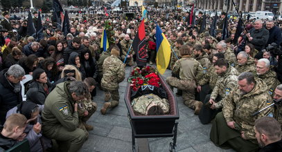 Co za poruszające sceny w Ukrainie! Tłum padł na kolana pośród kwiatów i flag