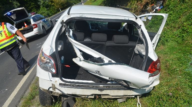 Csúnyán összetört a balesetben a nő kocsija / Fotó: Police.hu