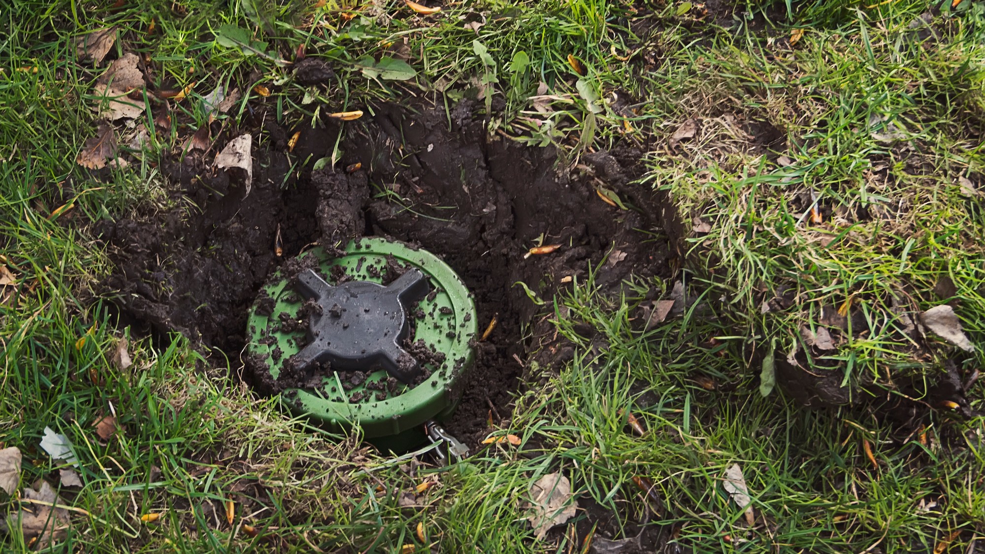 Auto narazilo na mínu v lese na severe Ukrajiny. (ilustračné foto).