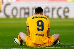 Lewandowski perfekcyjnie wykonał rzut karny. Barcelona zagrała fatalnie [WIDEO]