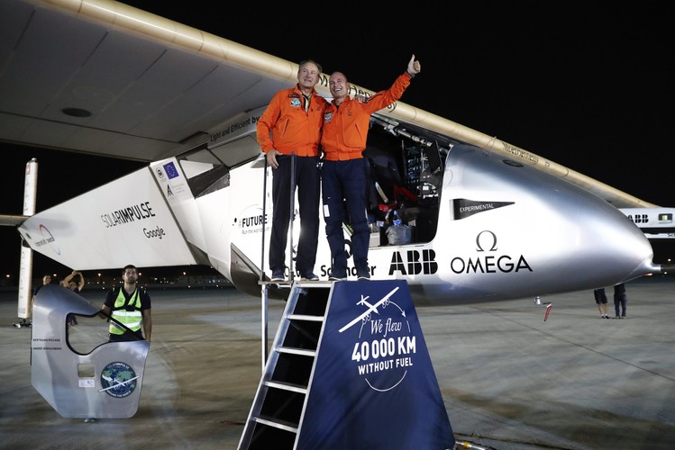 Szwajcarski pilot Bertrand Piccard, inicjator i prezes projektu Solar Impulse oraz Andre Borschberg szwajcarski pilot i współtwórca projektu Solar Impulse, świętowali ten wyczyn na lotnisku w ZEA.