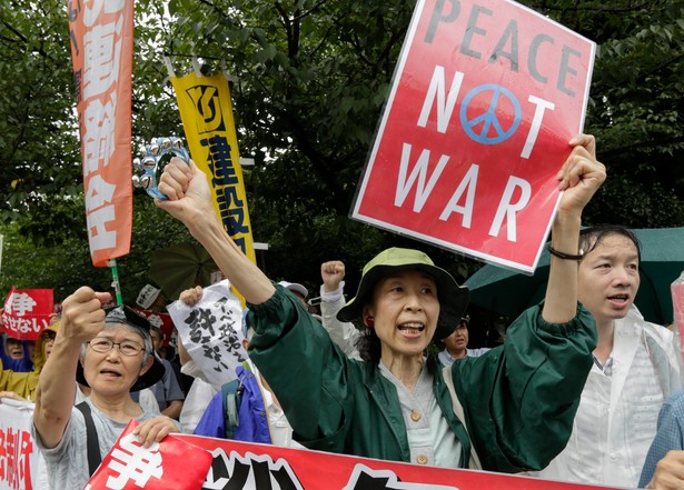 Japonia pogwałciła zapisy konstytucji? Tysiące protestują: Nie-wojnie!