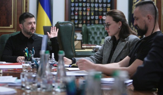 Volodimir Zelenski, Julija Sviridenko i savetnik Oleksandr Kamišin u Kijevu 3. novembra 2025.