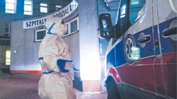 Kobieta czekała przed szpitalem na badanie na koronawirusa. Nie dożyła