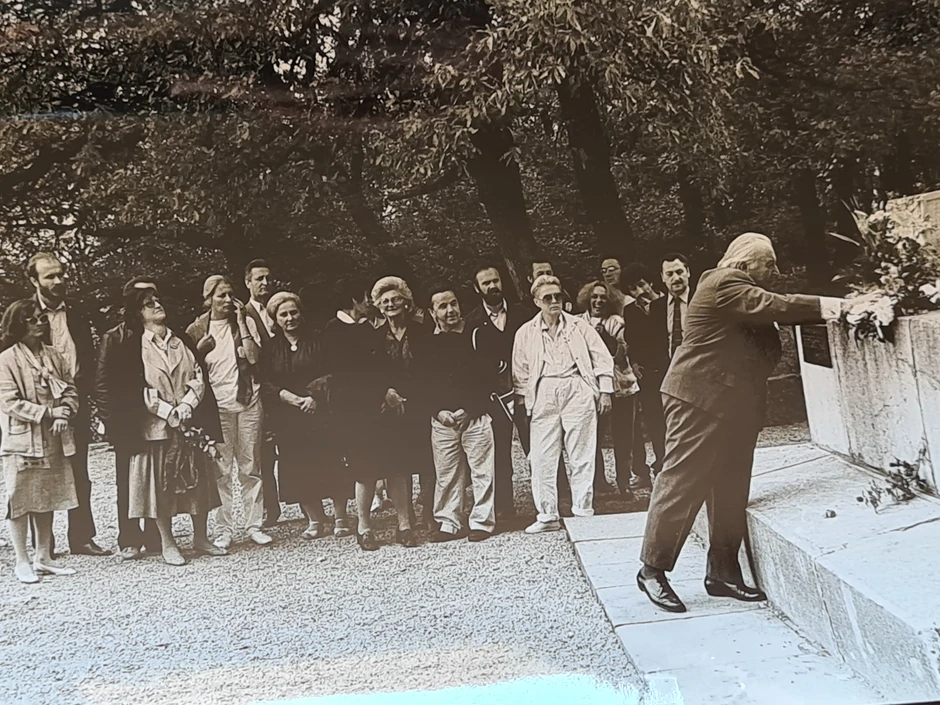 Dragutin Tadijanović polaže cveće na Brankov grob, 1985