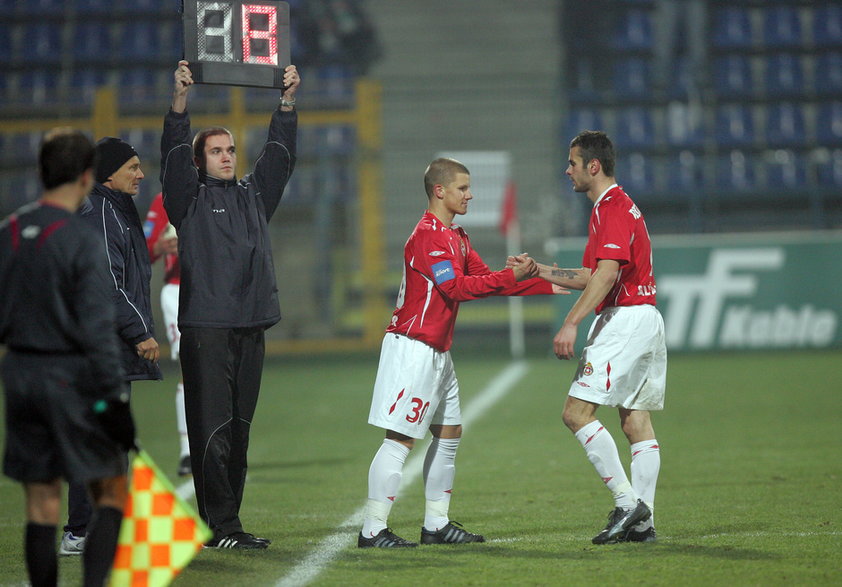 18.11.2008 r. Sebastian Leszczak debiutuje w Wiśle Kraków, zmieniając Piotra Brożka