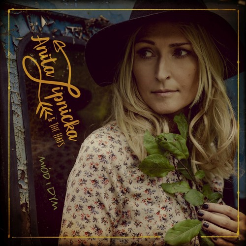 Mistrzyni nstroju po raz kolejny pokazuje, że z gwiazdy pop ucieka corazbardziej w kieruku folku. Muzyka pachnie miodem i dymem, fascynuje ciepłem. To jedna z najciekwszych polskich płyt tego roku. (nie płać więcej niż 37 złotych) Anita Lipnicka & The Hats – Miód i dym; Warner Music Poland 2017