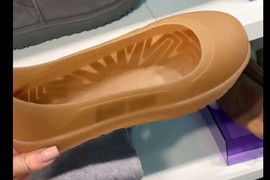 "UGG" CIPELE za proleće 2025. šokirale Srpkinje: "Ovakve iste je NOSILA MOJA BABA, samo crne! Zar da hodam gradom u OPANCIMA?!"