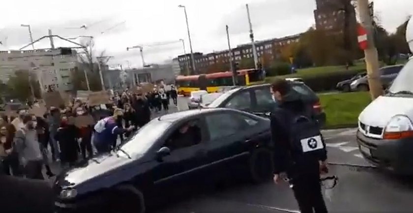 Auto wjechało w demonstrantów