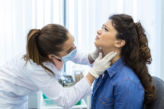 Sam bol u predelu štitne žlezde retko predstavlja neku bolest štitaste žlezde, a i kada se javi veoma retko je to jedini simptom