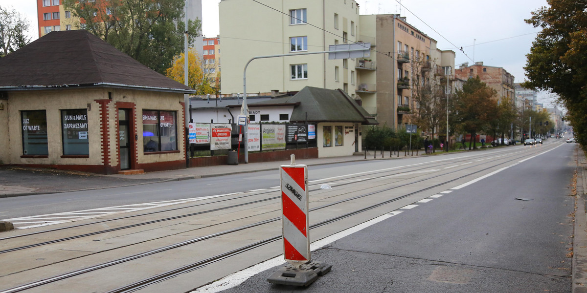 Zarząd Dróg i Transportu w Łodzi łatanie dziur zastępuje stawianiem słupków. W lato ZDiT obiecał, że będzie inaczej. Nic się nie zmieniło