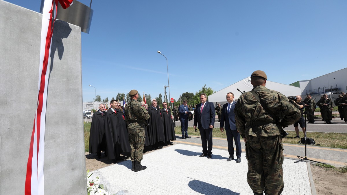 W Łomży odsłonięto dziś obelisk upamiętniający rtm. Witolda Pileckiego z okazji przypadającej w tym roku 70. rocznicy jego śmierci. Granitowo-betonowy monument ma prawie 3 metry wysokości i powstał dzięki lokalnym społecznikom i przedsiębiorcom.