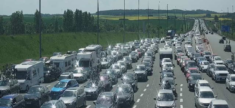 Gigantyczne korki na autostradzie A1. Samochody jadą za darmo