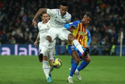 Real pokonał Valencię. Brutalny faul Paulisty, kontuzja Benzemy [WIDEO]