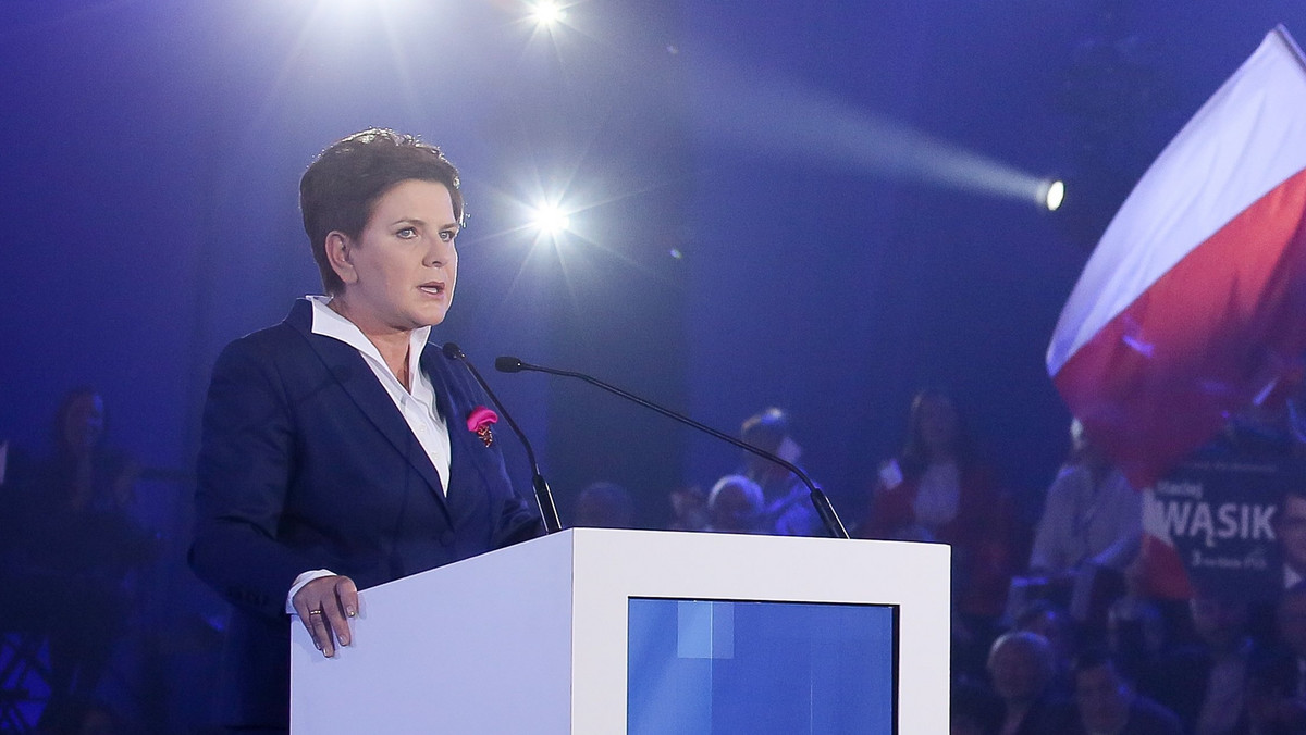 W najbliższych dniach przedstawię skład rządu - zapowiedziała Beata Szydło. W siedzibie PiS w Warszawie kontynuowane są rozmowy na temat składu nowej Rady Ministrów. Jutro ma odbyć się posiedzenie komitetu politycznego PiS.