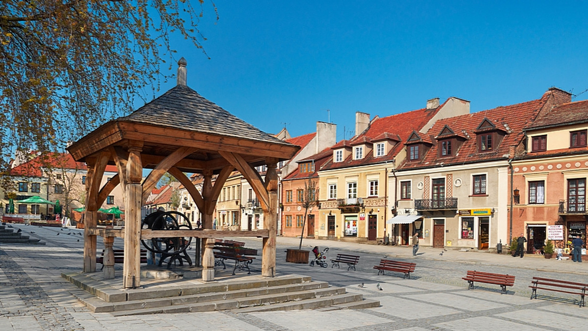 120 zabytków będących świadectwem tysiącletniej historii miasta, malownicze położenie na nadwiślańskiej skarpie, wreszcie wyjątkowy klimat urokliwych uliczek i zaułków - warto wybrać się do Sandomierza.