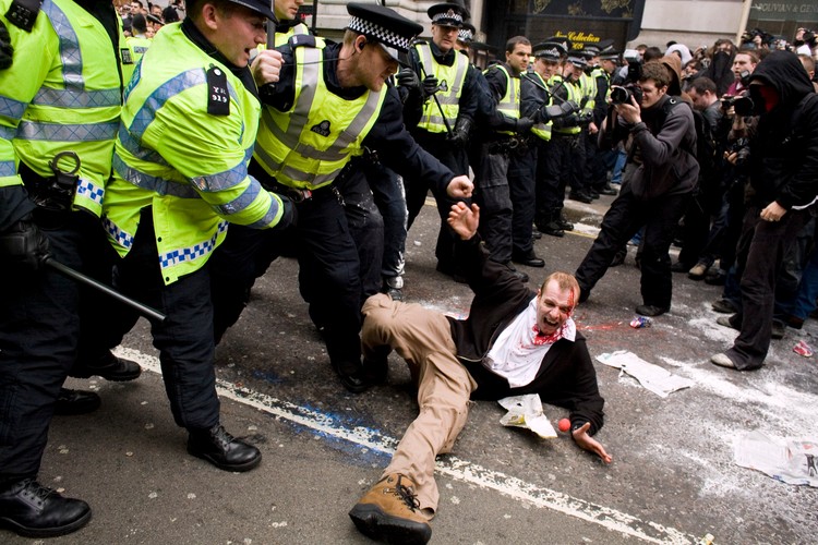 Manifestacje antyglobalistow przeciw szczytowi G20 w Londynie