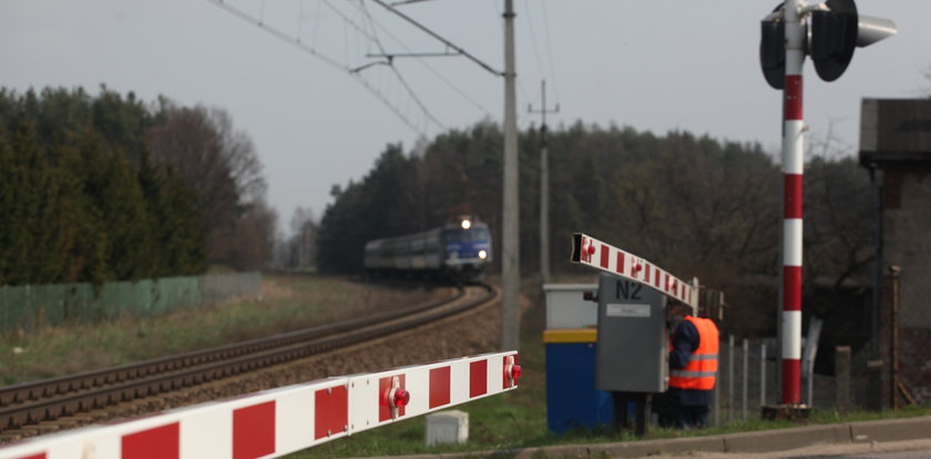 Pociąg uderzył w samochód na przejeździe kolejowym w Mostach.. Ranny mężczyzna i dziecko