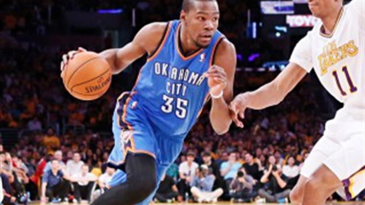 Oklahoma City Thunder wygrała z Atlanta Hawks 107:94, a indywidualnie najlepszy na boisku był Kevin Durant. Czterokrotny najlepszy strzelec ligi uzyskał triple-double i trafił też swój tysięczny rzut za trzy w karierze.