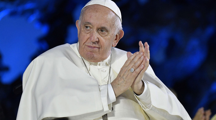 Ferenc pápa júniusban kerekesszékben jelent meg a nyilvánosság előtt /Fotó: MTI/EPA/ANSA/Vatikáni Média