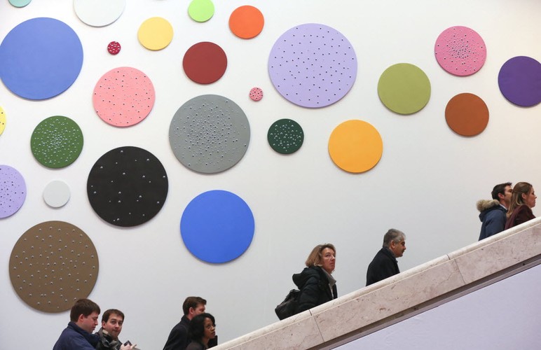 Na  Światowe Forum Ekonomiczne przybywa co roku około 2 500 osób, z czego 1 500 stanowią przedstawiciele biznesu. Wśród zaproszonych znajdują się również przywódcy państw i szefowie najważniejszych organizacji, a także przedstawiciele społeczeństwa obywatelskiego. Na zdjęciu: Uczestnicy Forum wchodzą po schodach Centrum Kongresowego w Davos.