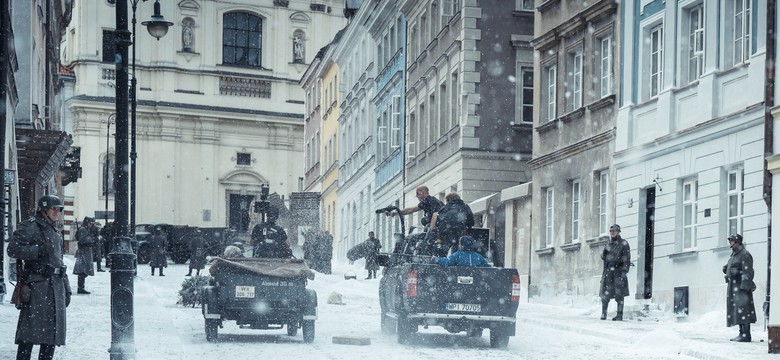 Łapanka na Mostowej, swastyki na Pałacu Staszica - Pasikowski kręci "Kuriera"