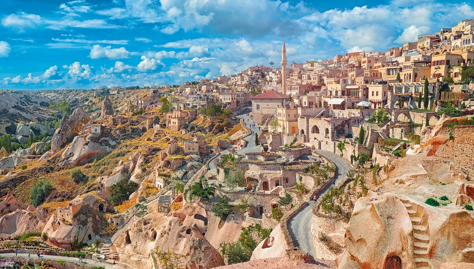 Vulkanska lava formirala je fascinantne kamene strukture. Vetar i kiša izbrusili su pejzaž, a za ostala čudesa pobrinuli su se mekoća tufa i ljudi, pre svih rani hrišćani.