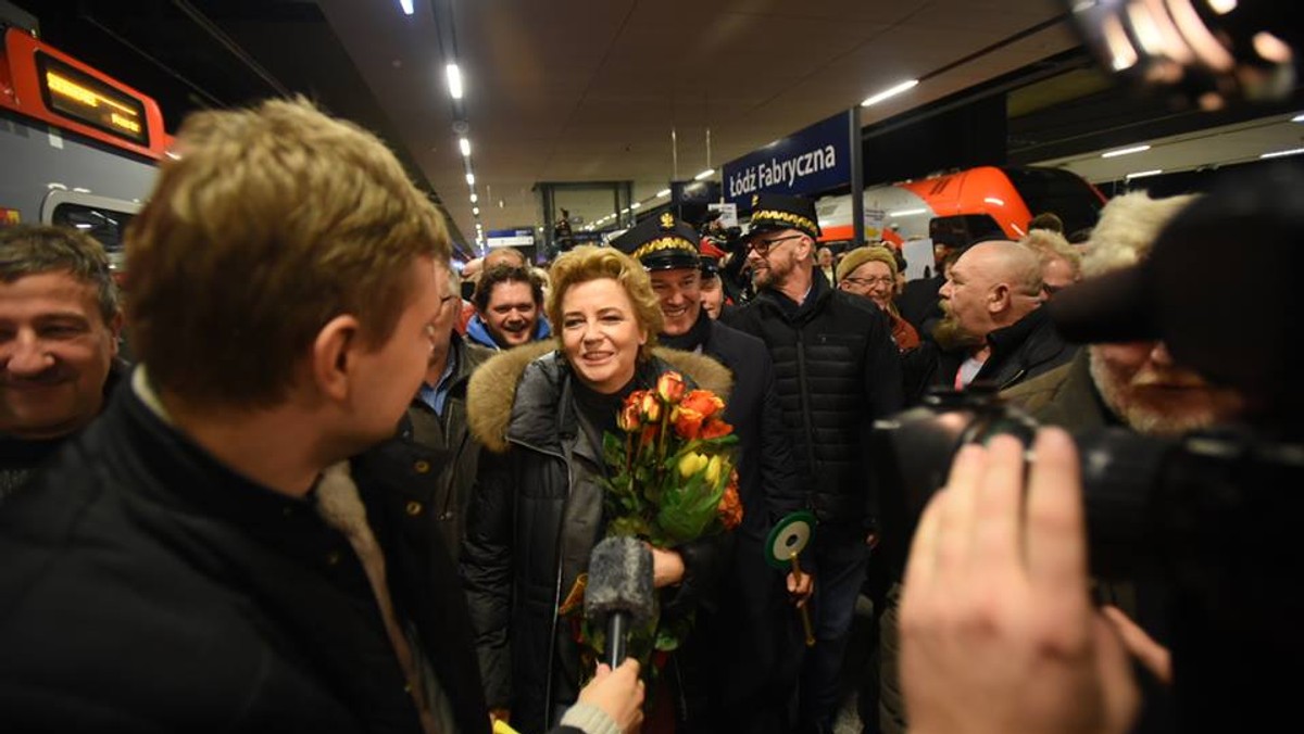 Osobowym ze Skierniewic, pierwszym rozkładowym pociągiem, który o 5.30 wjechał na przebudowaną "Fabryczną" przyjechało kilkaset osób. Wśród nich prezydent Łodzi Hanna Zdanowska.