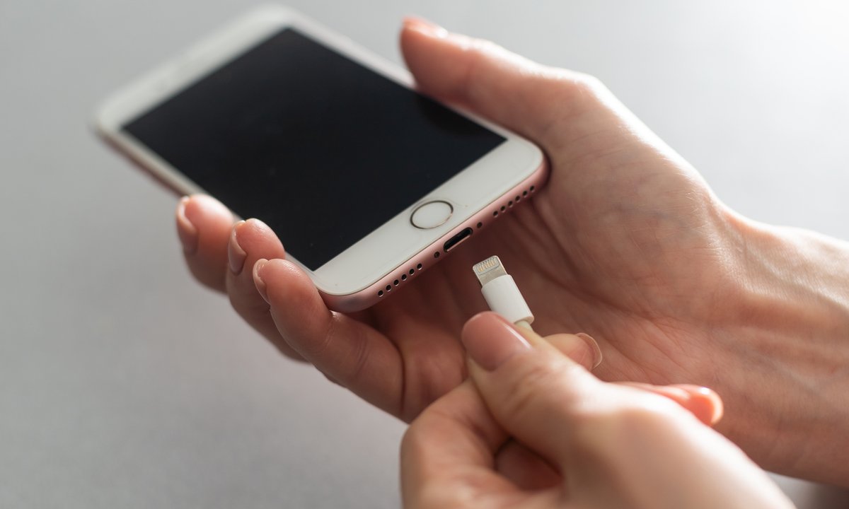 Kiedy ładować telefon? Rano czy wieczorem? Eksperci tłumaczą, co jest lepsze dla baterii