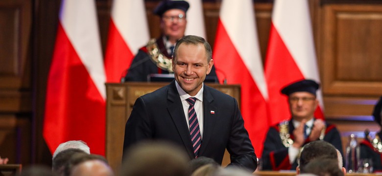 Część nauczycieli może zgarnąć drugą pensję. Nowe przepisy obowiązują przez pół roku