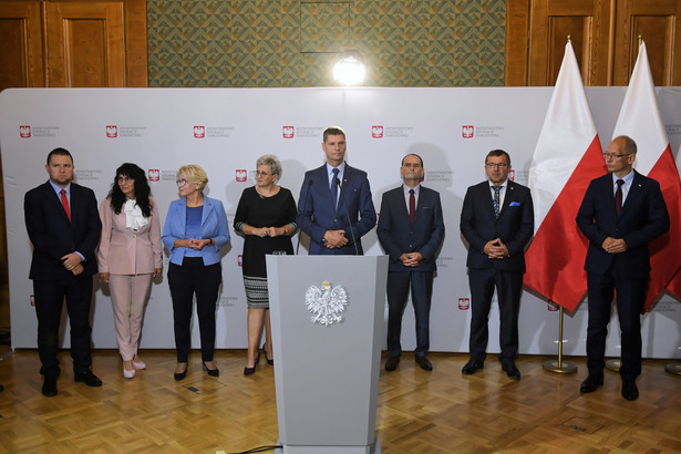 Warszawa, 28.08.2020. Minister edukacji narodowej Dariusz Piontkowski (C) i sekretarz stanu w Ministerstwie Edukacji Narodowej Marzena Machałek (3L) podczas konferencji prasowej w siedzibie resortu, 28 bm. Temat konferencji to bezpieczny powrót uczniów do szkół. (sko) PAP/Radek Pietruszka