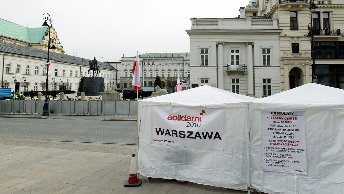 Stowarzyszenie "Solidarni 2010", którego kilku członków protestuje od niedzieli przed Pałacem Prezydenckim, domaga się dymisji premiera Donalda Tuska i postawienia rządu przed Trybunałem Stanu za "zdradę państwa, oddanie śledztwa ws. katastrofy w ręce Rosji".