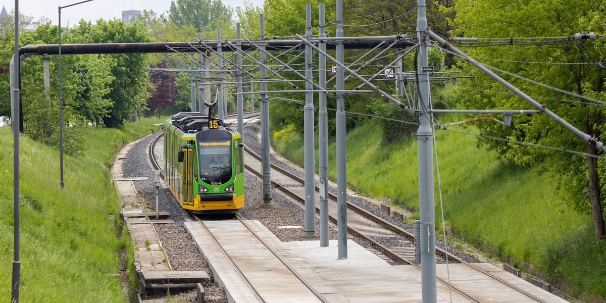 Tramwaj na odremontowanej trasie PST w Poznaniu.