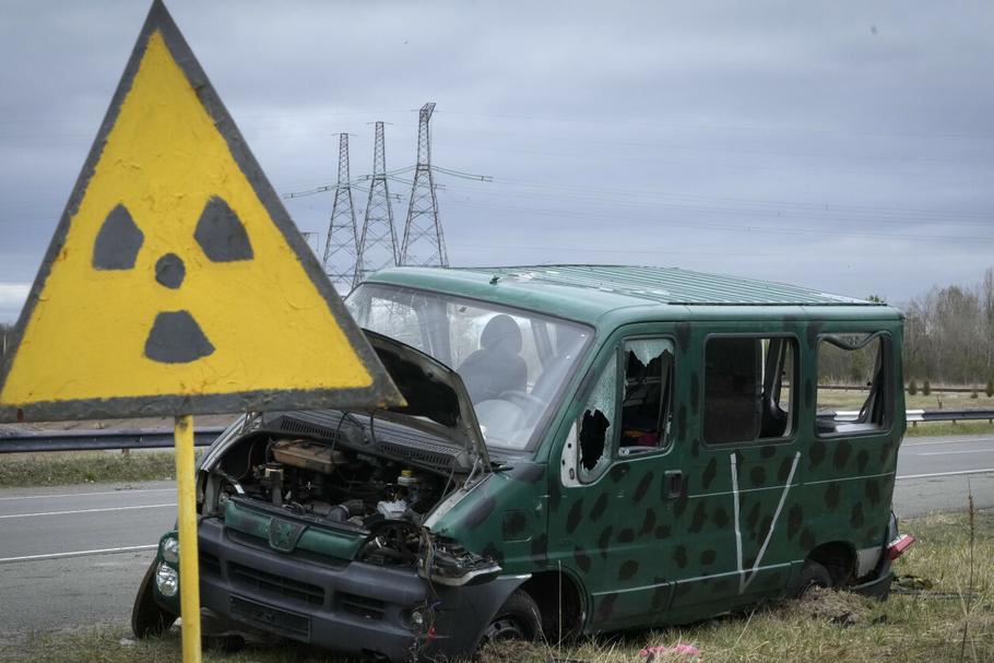 Zniszczony samochód ze znakiem V niedaleko elektrowni w Czarnobylu