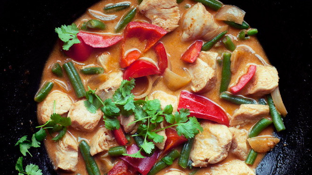 Prosty i szybki przepis dla miłośników drobiu i curry. Kurczak z ryżem i warzywami w sosie curry to idealny pomysł na obiad w stylu orientalnym.