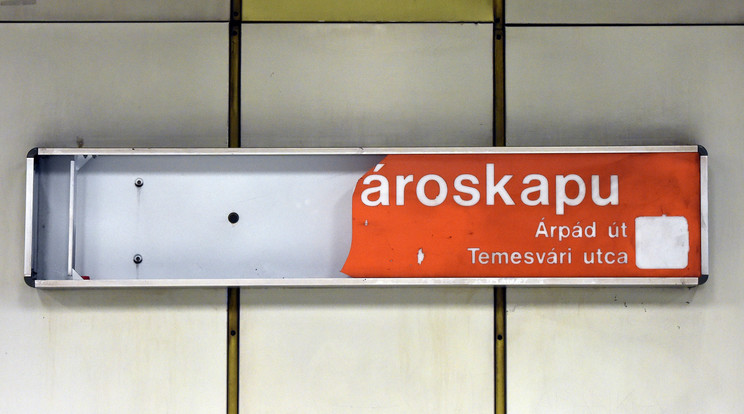 Felirat az Újpest-Városkapu állomáson a 3-as metró felújítása előtti utolsó napon - Fotó: MTI Máthé Zoltán