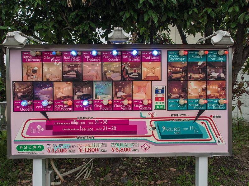 Tablica informacyjna i ceny w hotelu miłości Ehime, Sikoku, Japonia