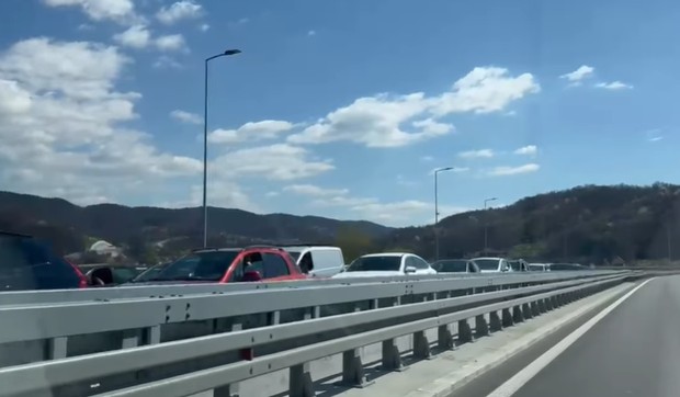 Kolona vozila na napaltnoj stanici Prilepac kod Požege