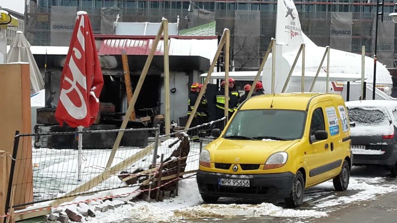 Do pożaru doszło w budce obok samolotu