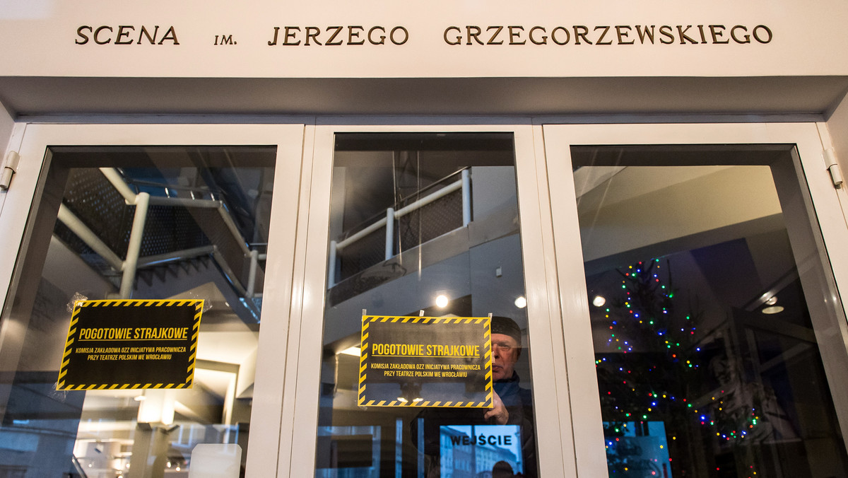 Dyrektor Teatru Polskiego we Wrocławiu Cezary Morawski zwrócił się o opinię do związków zawodowych ws. zwolnienia 11 pracowników, w tym czterech aktorów i jednego reżysera. W odpowiedzi jedna z organizacji związkowych ogłosiła pogotowie strajkowe.