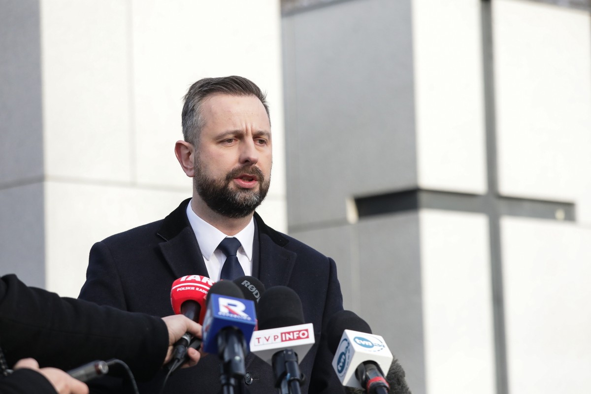 Warszawa, 01.03.2024. Wicepremier, minister obrony narodowej Władysław Kosiniak-Kamysz podczas uroczystości w kwaterze na Łączce na Powązkach Wojskowych w Warszawie, 1 bm. Teren ten, zwany także kwaterą „Ł”, to miejsce przy murze cmentarnym, gdzie w okresie stalinowskim chowano pomordowanych przez organy bezpieczeństwa publicznego, m.in. w więzieniu Mokotowskim. Trwają uroczystości z okazji Narodowego Dnia Pamięci Żołnierzy Wyklętych. (jm) PAP/Tomasz Gzell