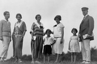 Thomas Mann z rodziną na wyspie Hiddensee. Od lewej stoją: dzieci Klaus i Erika, żona Katia, najmłodszy syn Michael oraz Monika i Elisabeth, 1924 r.