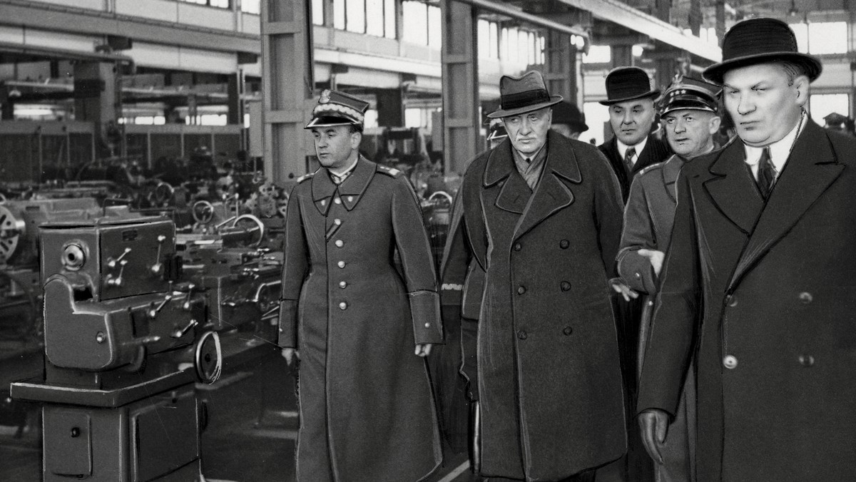 Prezydent Ignacy Mościcki (drugi z lewej) podczas inspekcji w fabryce przemysłu zbrojeniowego, maj 1938 r.