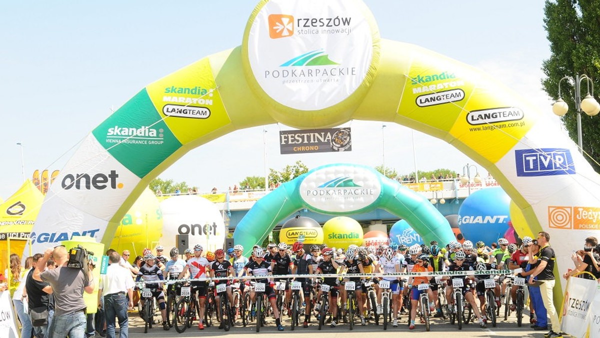 Paweł Kowalkowski (Kross Centrum Rowerowe Olsztyn) wygrał wyścig Skandia Maraton Lang Team w Rzeszowie na najdłuższym dystansie grand fodno (85 km). Wśród kobiet zwyciężyła Paula Gorycka (4F Scott Racing Team). Na ciekawej trasie wokół stolicy Podkarpacia rywalizowało w sumie ośmiuset uczestników. W niedzielę do rywalizacji przystąpią kolarze szosowi, którzy zmierzą się w wyścigu Tauron Lang Team Race.