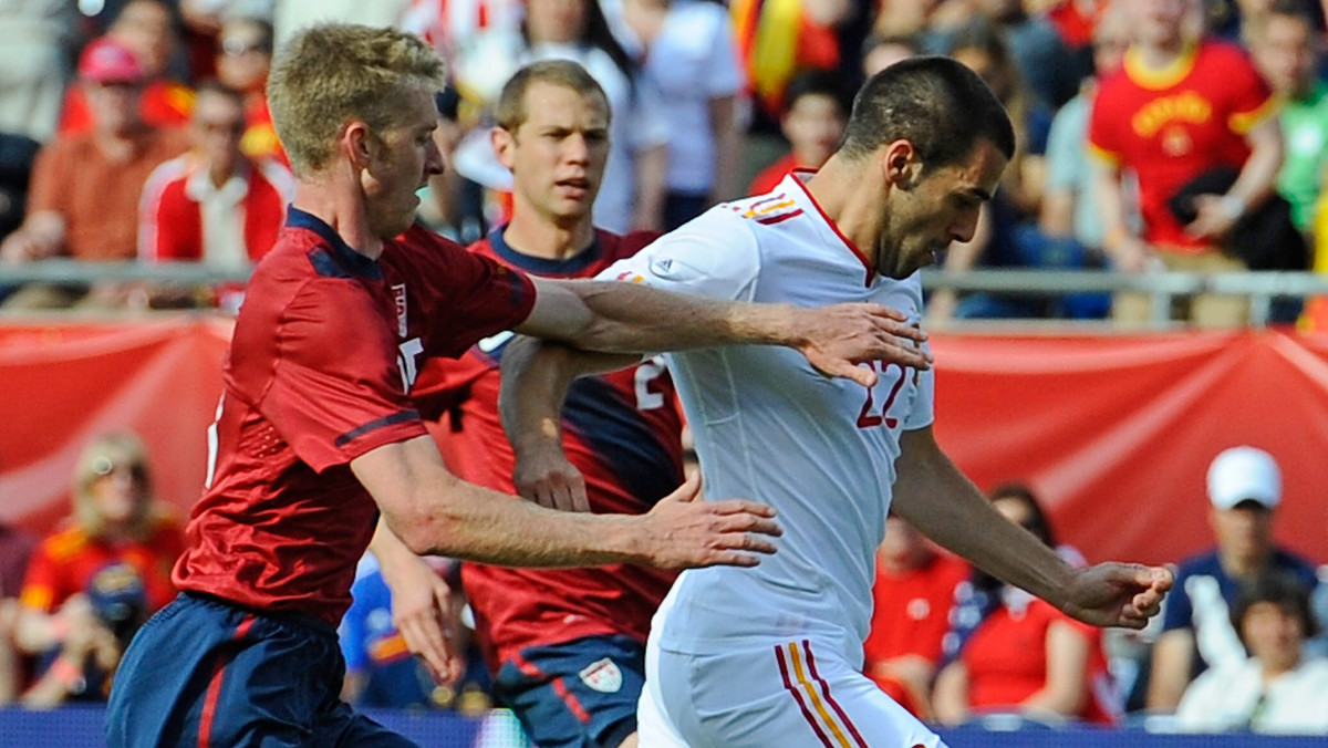 Reprezentacja Hiszpanii rozgromiła w towarzyskim spotkaniu drużynę Stanów Zjednoczonych 4:0 (3:0). Dwie bramki dla mistrzów świata zdobył Santi Cazorla.