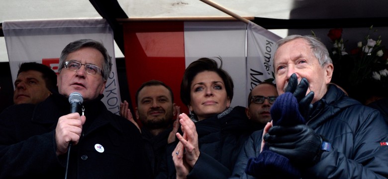 Demonstracja KOD przed TK. Komorowski skomentował "półironiczny-półszyderczy" uśmiech prezesa PiS