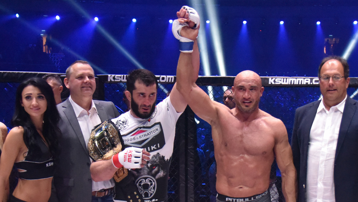 Po gali KSW 35 wśród kibiców i dziennikarzy panowały mieszane odczucia. Powodem była oczywiście walka wieczoru, czyli starcie Chalidow - Karaoglu i końcowy werdykt po niej. Do tego doszła jeszcze deklaracja Chalidowa o dłuższej przerwie od MMA. Jeden z właścicieli największej polskiej federacji - Maciej Kawulski po KSW 35 skomentował werdykt mistrzowskiej walki, zabrał głos w sprawie gwizdów kibiców, a także wypowiedział się o przyszłości Chalidowa i jego pasa w wadze średniej. - Jeśli przerwa Mameda trwałaby tyle, że będzie to przeszkadzać w rozwoju kategorii średniej, to pas zostanie zwakowany - ocenił Kawulski, ale to tylko jedna z opcji.