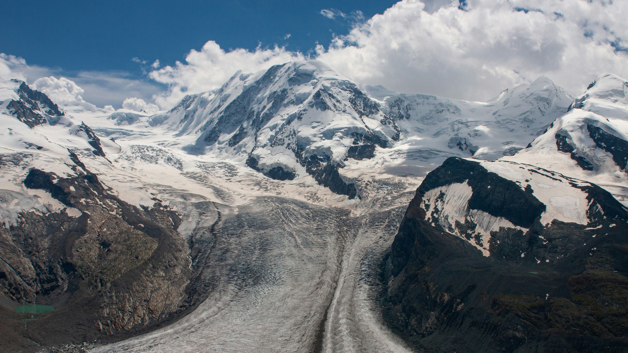 Gorner Glacier vo švajčiarskych Alpách s vrcholmi Monte Rosa a Breithorn. Švajčiarske ľadovce za posledných päť rokov stratili takmer pätinu svojho objemu a ich ústup výrazne mení alpskú krajinu. (Ilustračný obrázok)