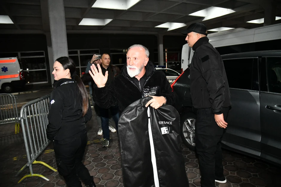 Dino Merlin dolazi u pratnji policije