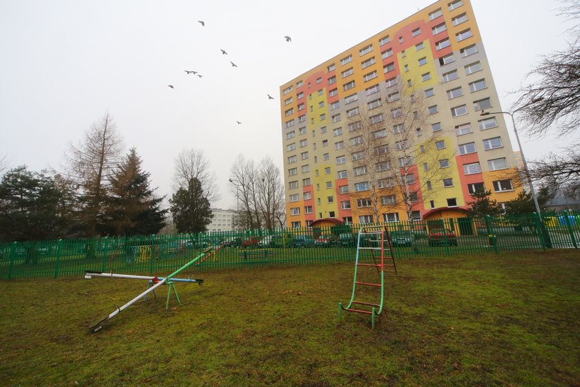 Absurd na łódzkim osiedlu. Przedzielili plac zabaw płotem